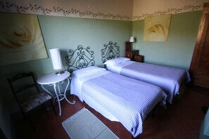 4 quartos, ferros/tábuas de passar roupa, berço de viagem
