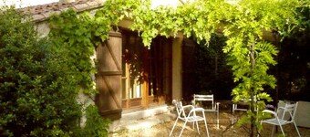Casa de piedra con jardín, en el sur de Francia. Pueblo del vino, cerca de Montpellier