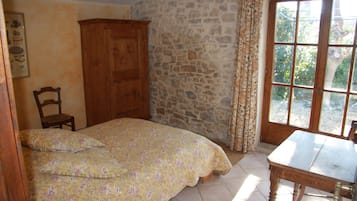 2 bedrooms, iron/ironing board, free WiFi