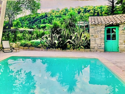 Stone house with garden and pool, quiet, Wine village, near Montpellier no dogs