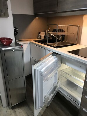 Jääkaappi, mikroaaltouuni, uuni, liesi