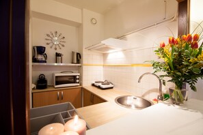 Réfrigérateur, micro-ondes, plaque de cuisson, cafetière/bouilloire