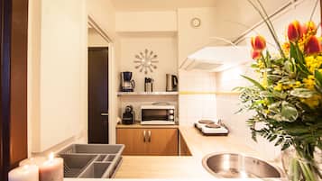 Réfrigérateur, micro-ondes, plaque de cuisson, cafetiÚre/bouilloire