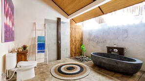 Bathtub, hair dryer, towels, soap - LUXURY Villa 3BR Kudeta BEACH, 400m to the Beach, SEMINYAK CENTER,300 meter (seminyak)