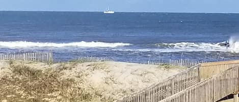 على الشاطئ، كراسي للتشمس، مناشف للشاطئ