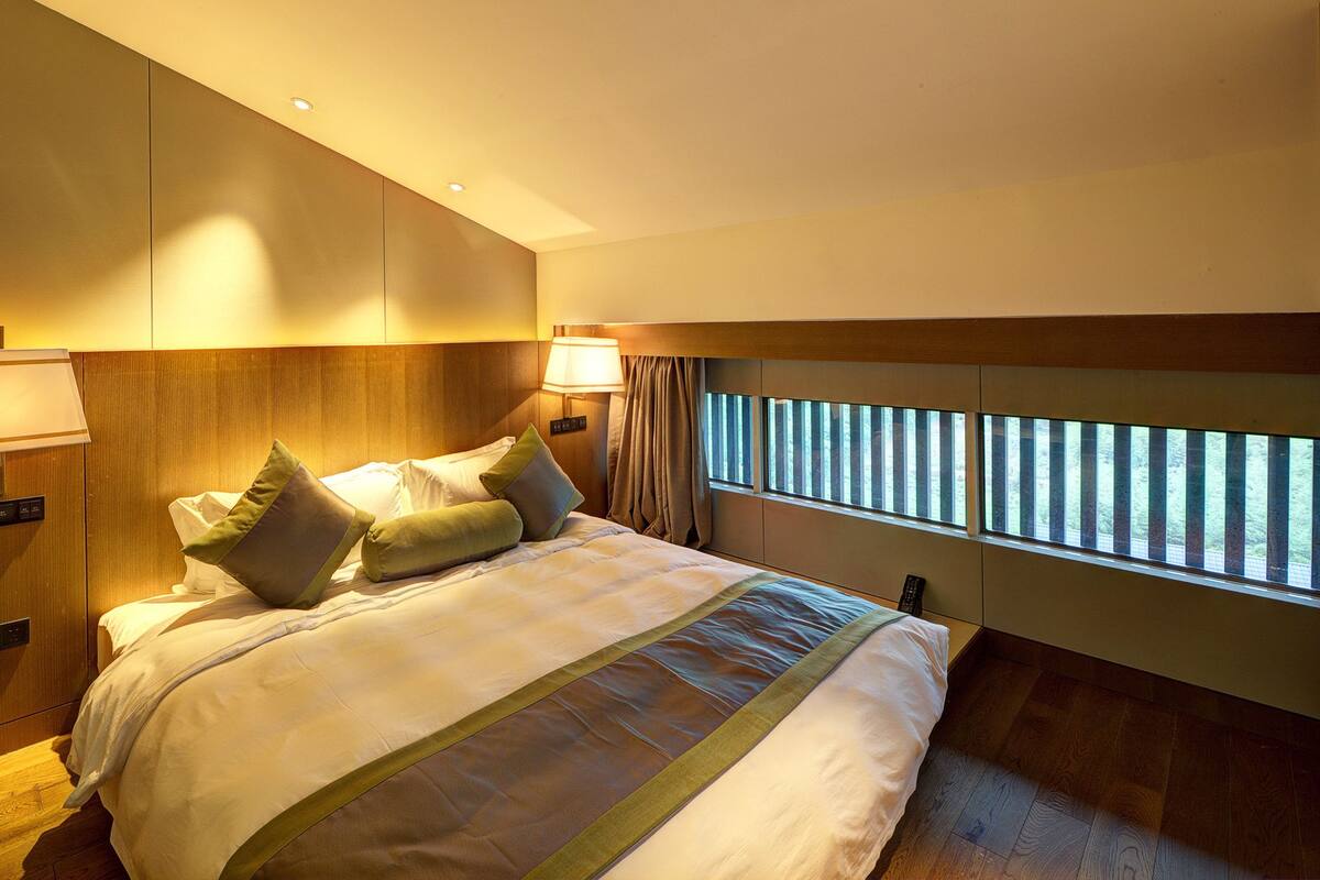 Minibar, in-room safe, desk, blackout curtains