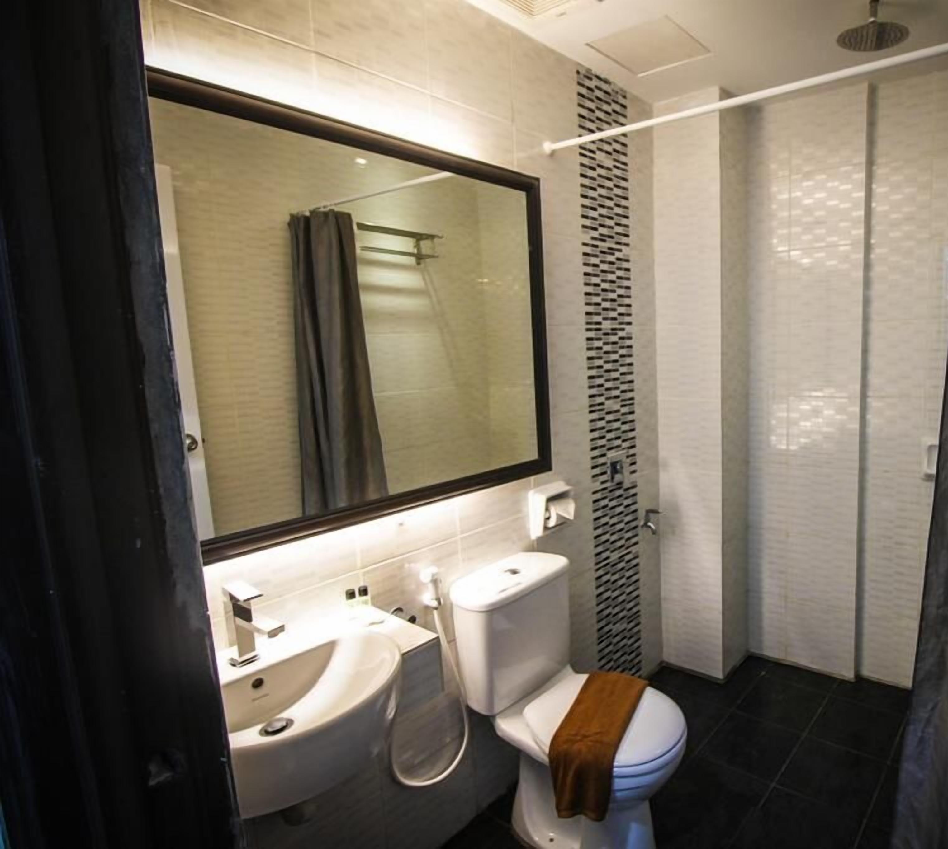 shower, free toiletries, hair dryer, slippers