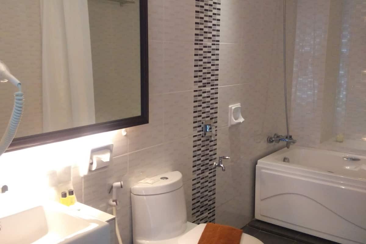 executive room | bathroom | shower, free toiletries, hair dryer, slippers