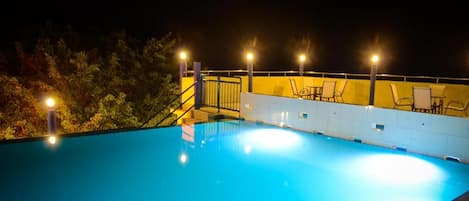 Piscine extérieure, chaises longues