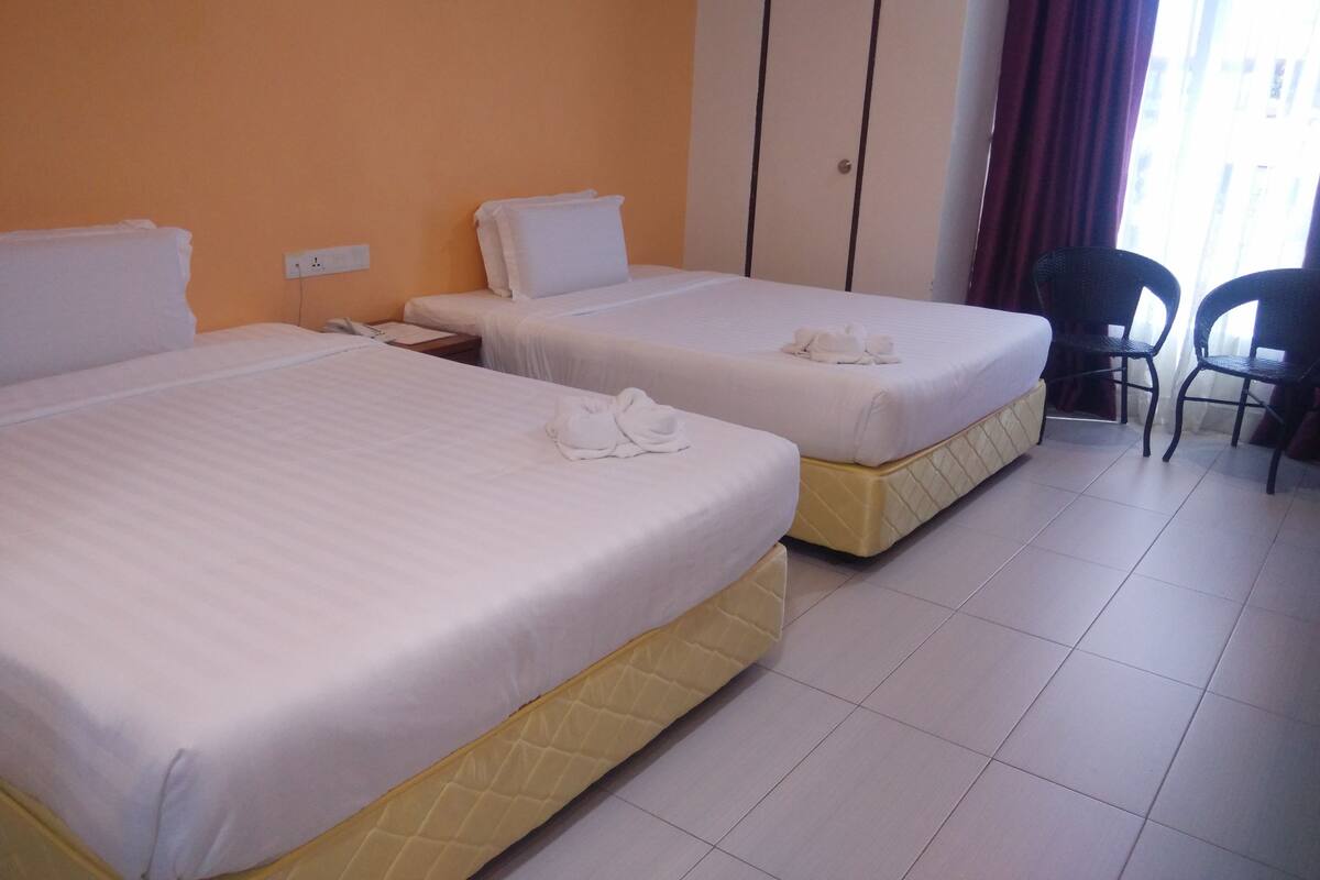 Deluxe Room | Minibar, desk, soundproofing, iron/ironing board