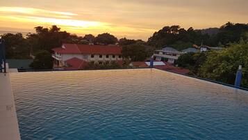 Kolam renang terbuka, kerusi lepak pantai
