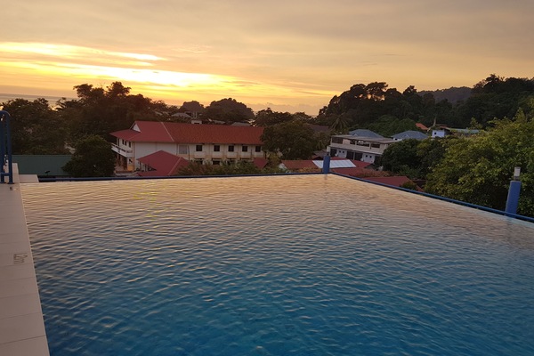 Kolam renang outdoor, dengan kursi berjemur