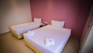 Minibar, desk, soundproofing, iron/ironing board - MNY Hotel & Resort (Pangkor Island)