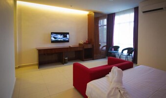 Minibar, escritorio y sistema de insonorización 