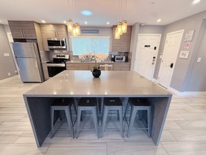 Geladeira, micro-ondas, fogão, cooktop