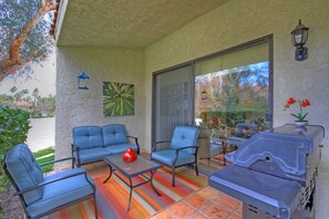 Terrace/patio - Tropical Paradise 2 Bedroom Condo in Palm Desert.  (Palm Desert)