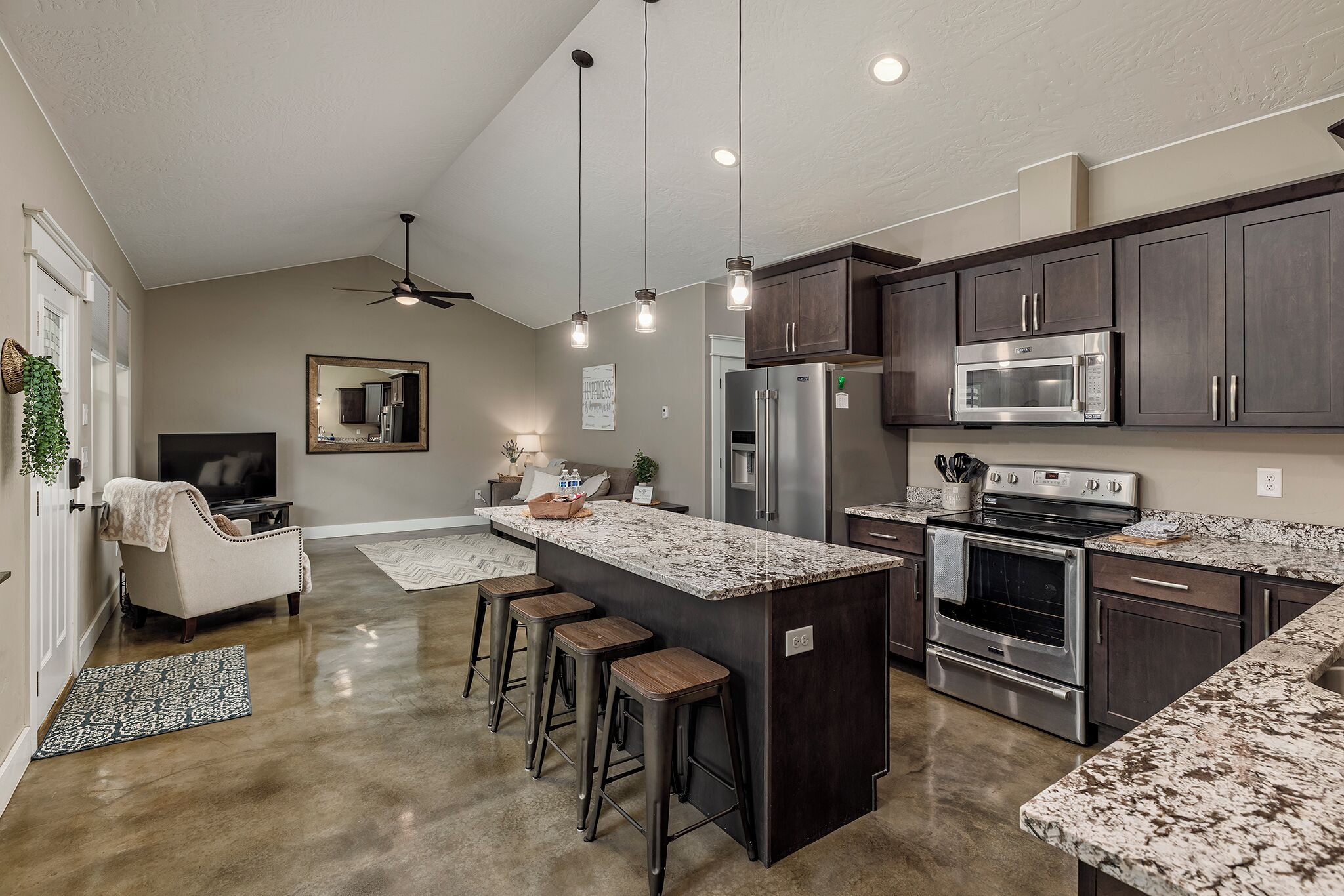 Kylskåp, mikrovågsugn, ugn och spishäll