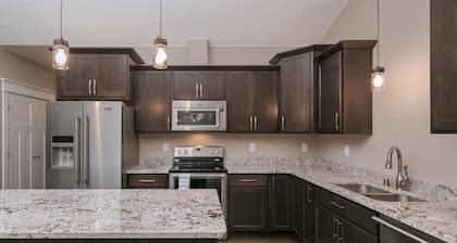 Stoneridge Place Cottage # 2 - ¡Retiro de vacaciones o ejecutivo 2BR 2BA Garaje!