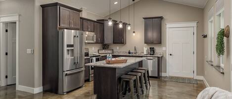 Een koelkast, een magnetron, een oven, een kookplaat