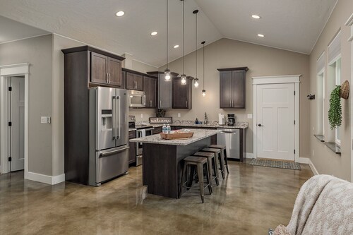 Stoneridge Place Cottage #2 - Vacation or Executive Retreat 2BR 2BA Garage!