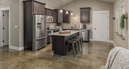 Stoneridge Place Cottage #2 - Vacation or Executive Retreat 2BR 2BA Garage!