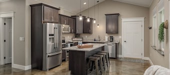 Stoneridge Place Cottage #2 - Vacation or Executive Retreat 2BR 2BA Garage!