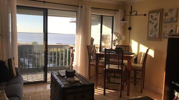 TV, DVD-spiller, bøker og filmbibliotek