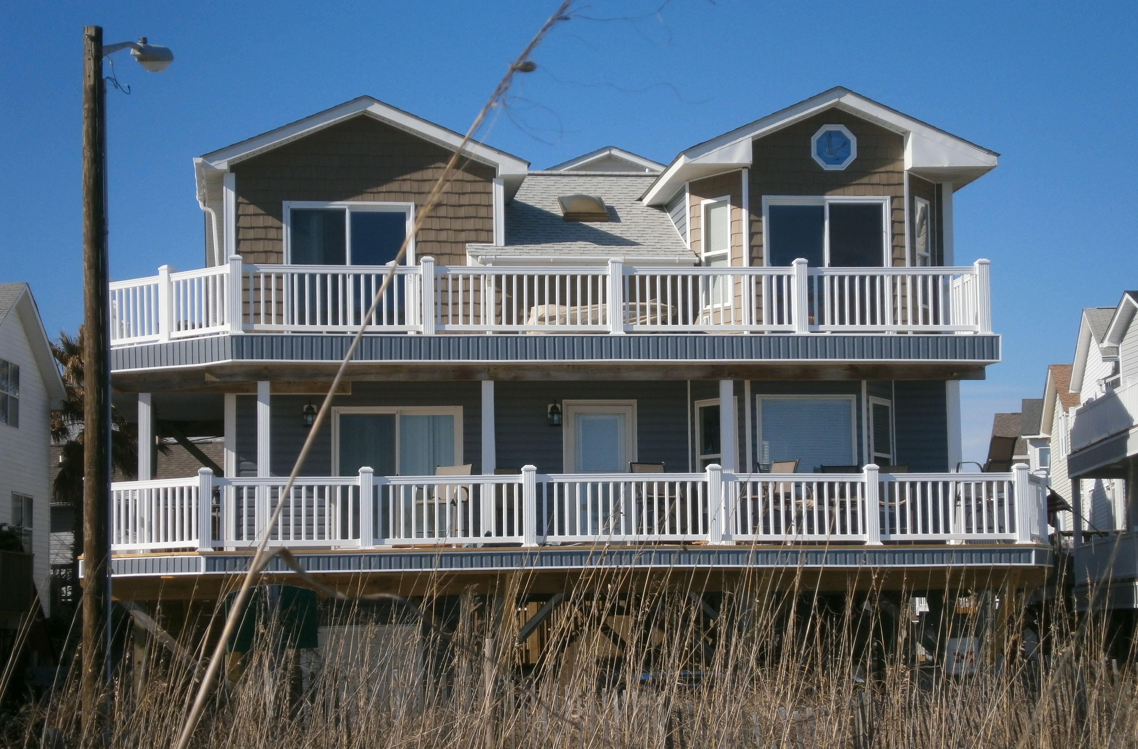 Un immeuble résidentiel de deux étages, avec un balcon à chaque niveau.