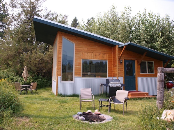 Outdoor dining - Private, upscale Cabin, "roughing it" my style. (Polson)