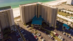 Un hotel de gran altura con techo azul, situado cerca de una playa y con vista despejada al océano.