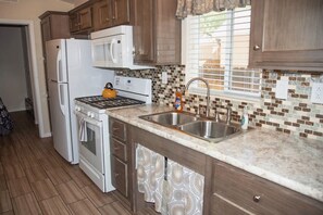 Fridge, microwave, oven, stovetop - Juniper Grove Cabin #20 (Moab)