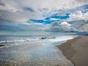 På stranden, liggestole, badehåndklæder