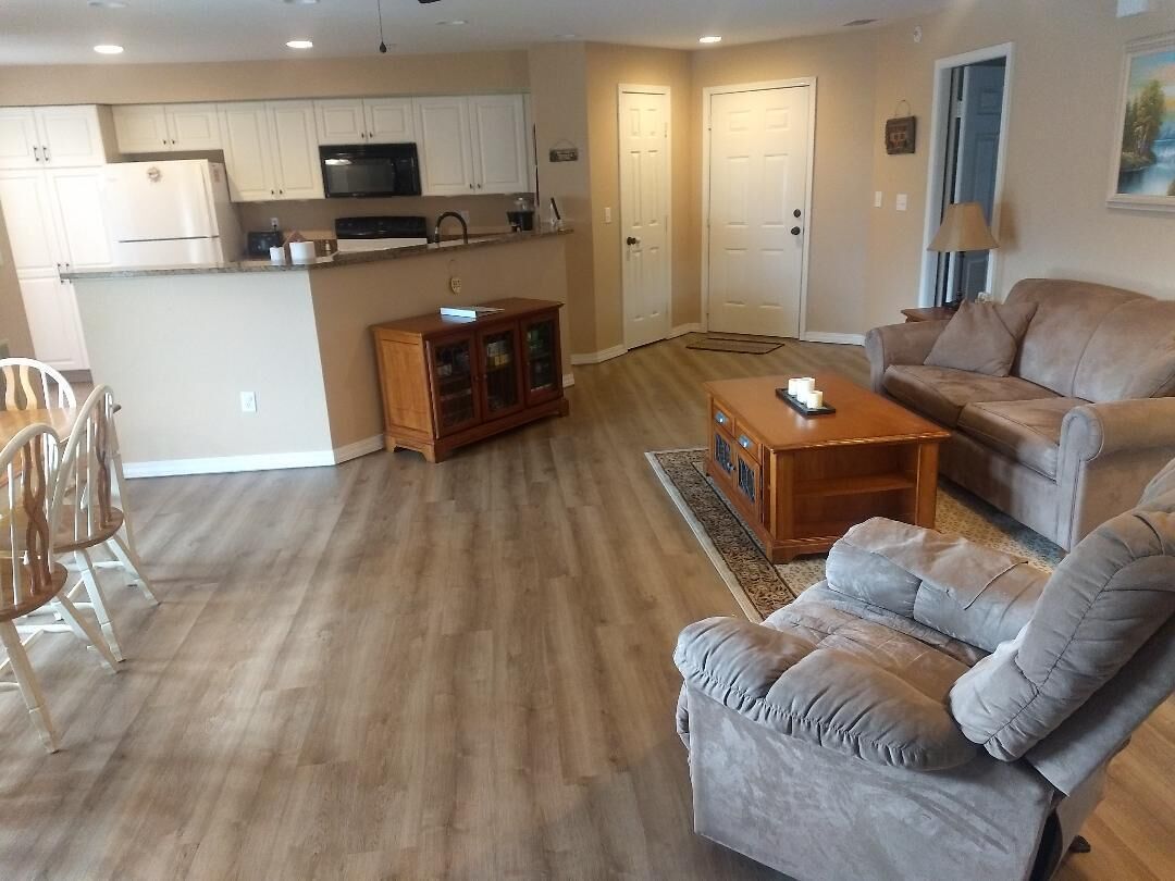 Televisión, reproductor de DVD, libros y biblioteca musical 