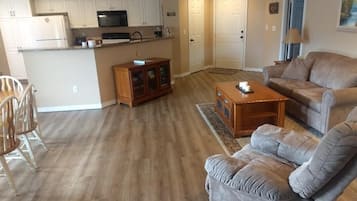 Televisión, reproductor de DVD, libros y biblioteca musical