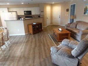 تلفزيون، مشغل دي في دي، كُتُب، مكتبة موسيقى