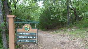 A signpost with directions to Nature Trail, Creekside Park, and Picnic Area.