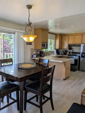 Dining - Walk 2 W. Cliff beaches, boardwalk  & wharf dogs ok Sleeps 7a. 3 bd 2ba hot tub. (Santa Cruz)