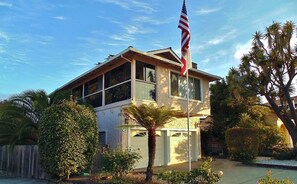 Exterior - Walk 2 W. Cliff beaches, boardwalk  & wharf dogs ok Sleeps 7a. 3 bd 2ba hot tub. (Santa Cruz)