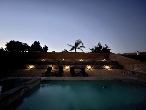 4BED/2BA PRIVATE SALTWATER POOL & SPA, LARGE UPGRADED FAMILY HOME, EASY CHECK-IN