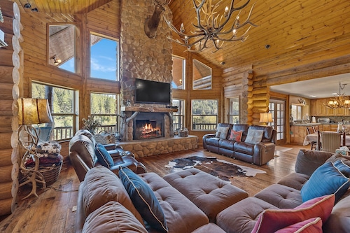 Log cabin overlooking a creek!