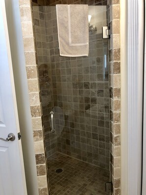 Duschwanne, Haartrockner, Handtücher