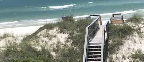 Plage, chaises longues