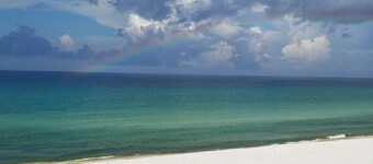 GATED~ walk to attractions~ Tootsie's~Free Beach chairs/Pet friendly w/ approval