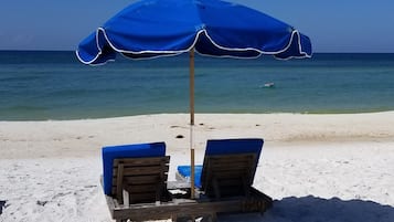 Plage, chaises longues