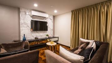 Suite | Living area | 55-inch Smart TV with satellite channels, Netflix, streaming services