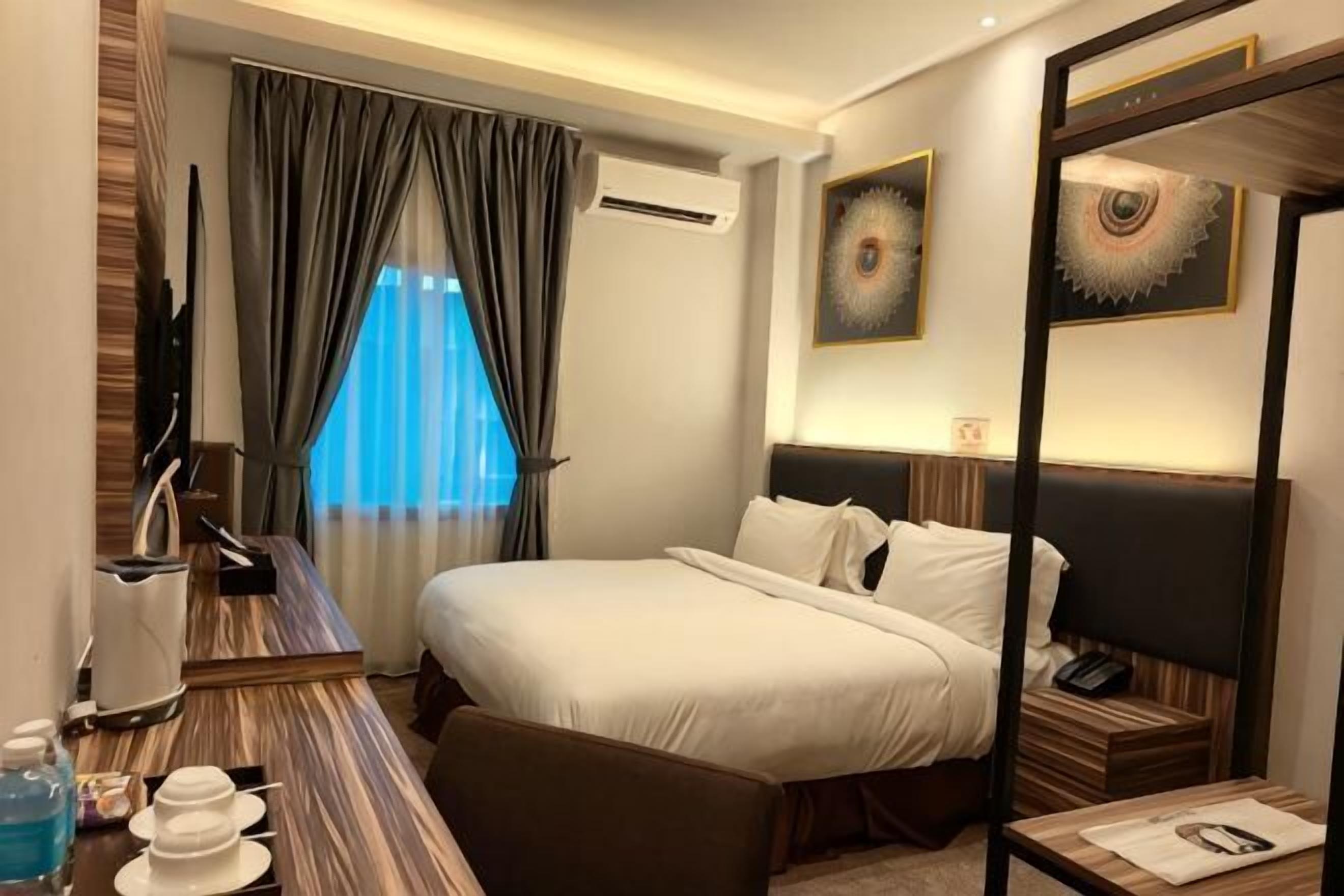 Minibar, brankas, meja kerja, dan tirai kedap cahaya
