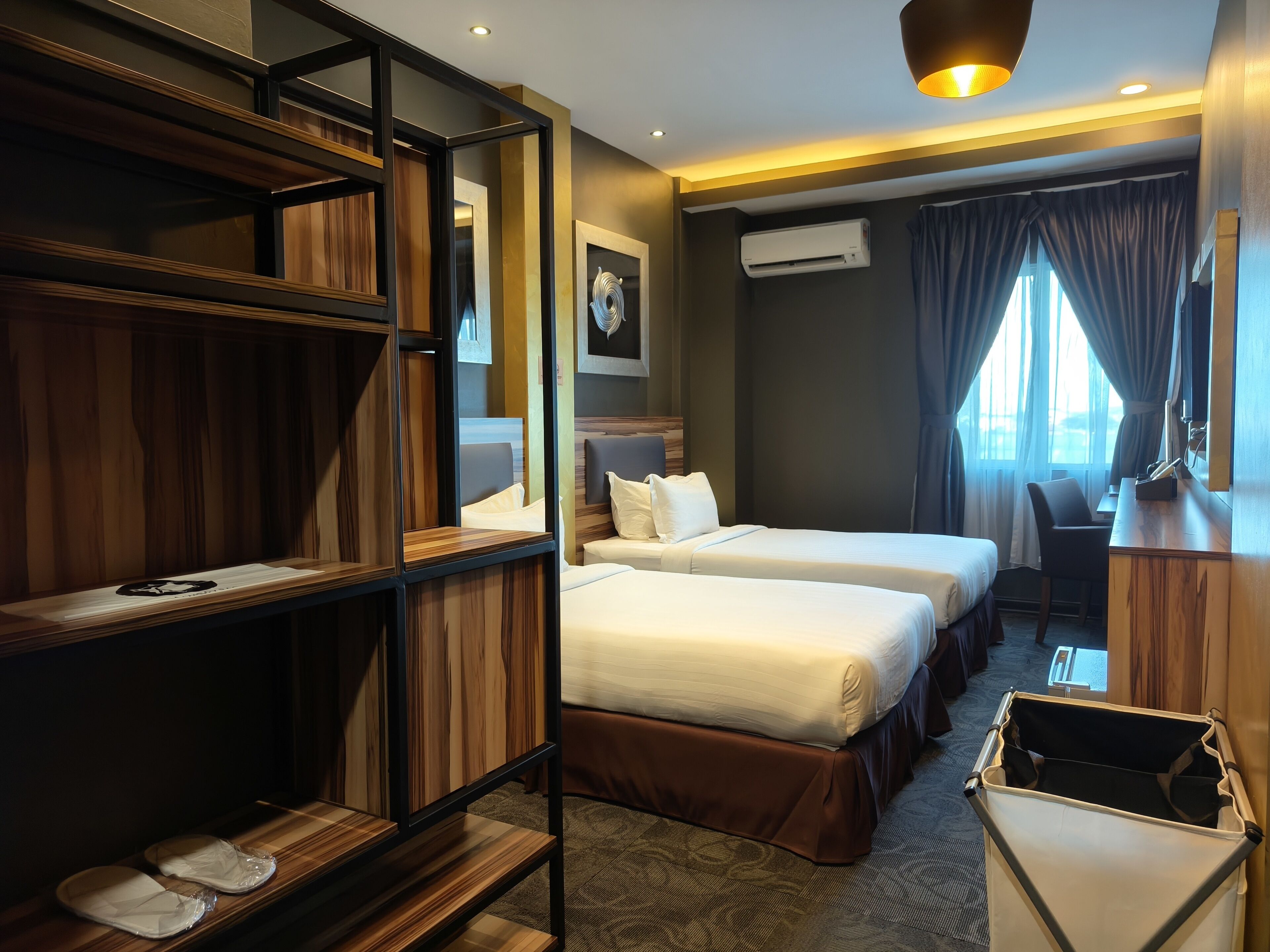Habitación superior con 2 camas individuales | Minibar, caja fuerte, escritorio y cortinas opacas