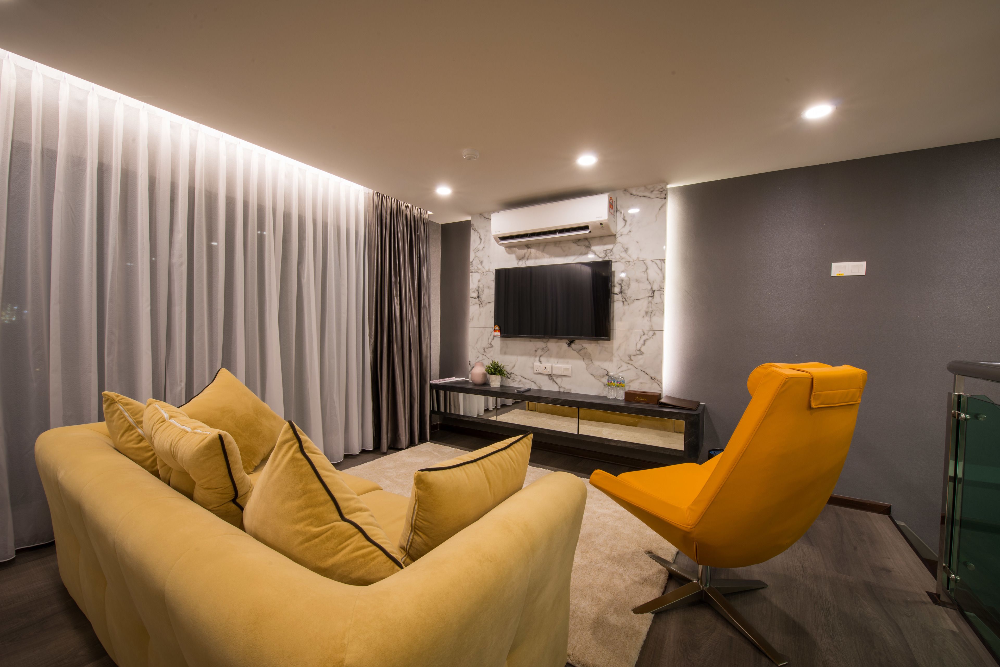 ห้องสวีท | บริเวณนั่งเล่น | สมาร์ททีวี 55 นิ้ว พร้อมช่องดาวเทียม, Netflix, บริการสตรีมมิ่ง