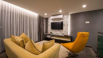 Suite | Ruang tamu | 55 inci sebuah televisyen pintar dengan satelit, Netflix