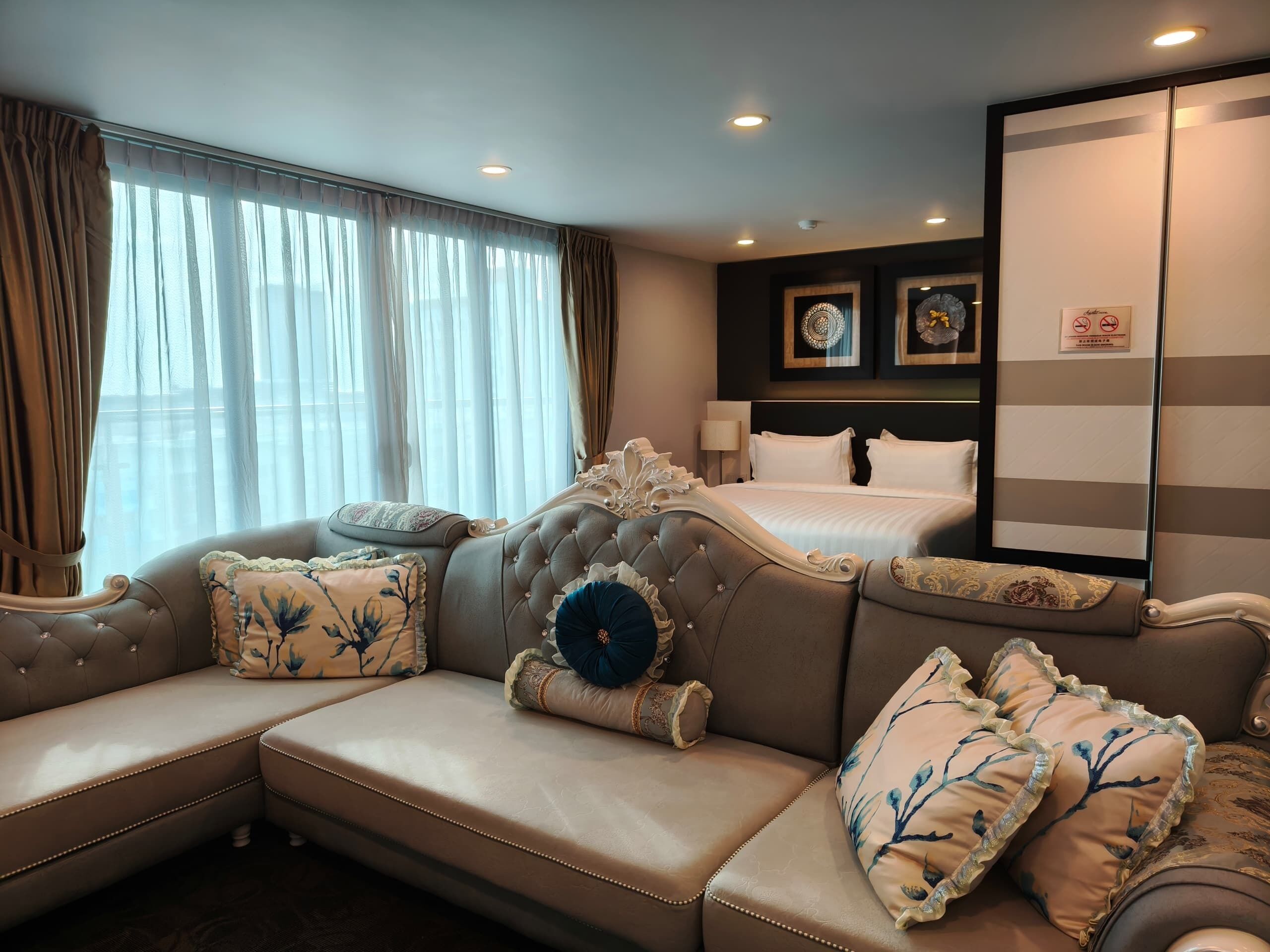 Suite | Minibar, in-room safe, desk, blackout drapes